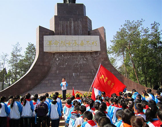 戒石铭碑 京山县政府大院内有一座碑亭,亭中立一石碑,曰“戒石铭碑”,碑的正面刻四言十六字,即戒石铭:“尔俸尔禄,民膏民脂,下民易虐,上天难欺。”碑的背面镌刻《重建戒石铭碑记》。 时移境迁,旧衙拆除,戒石碑下落不明。然中国古代的廉政文化已漂洋过海,传诸东瀛。戒石铭碑文于乾隆年间传入日本。宽延二年(1749),日本国福岛县二本松藩王丹羽高宽,将十六字碑文刻于该市霞城公园内一巨石上,将其作为藩政官员的座右铭,后又谱成歌曲,令政府公务人员每日上班前吟唱,延续至今不