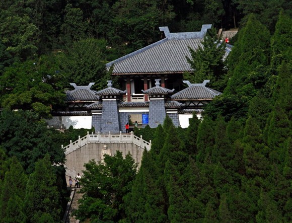 芭蕉寺新罗太子墓 芭蕉寺遗址位于京山县宋河镇芭蕉寺村。寺建于盛唐,宋代称圆寂禅院,后历经兵燹,院田几尽。乾隆年间,海云和尚重修芭蕉寺。“芭蕉夜雨”为京山八景之一。清末民初,寺庙再度荒废。唐太宗李世民在位的盛唐时期,京山芭蕉寺是朝鲜半岛新罗国太子的住锡修行之地,后卒葬于此,山中有新罗太子墓,山中有泉,曰“新罗泉”。京山旧县志和当地百姓口头,留下许多有关新罗太子的记载和美丽传说。康熙年间《京山县志》载:“新罗泉泉出山中,尝有新罗僧居此,语众欲归,神