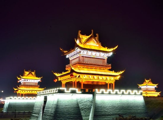 眉山,古稱眉州,以三蘇故裡和曆史文化名揚海内外。眉山地處成都平原,是新建的眉山市機關所在地,市中心東坡區北距成都63公裡,南至樂山、峨眉山各60公裡,成樂高速公路、成昆鐵路、岷江水路,成樂公路貫穿全境,四通八達、交通便捷。大詩人陸遊來到眉山拜見東坡後,眉山就被稱為詩書城三蘇故居三蘇祠,座落于縣城南隅,被譽為南州勝迹古祠堂。