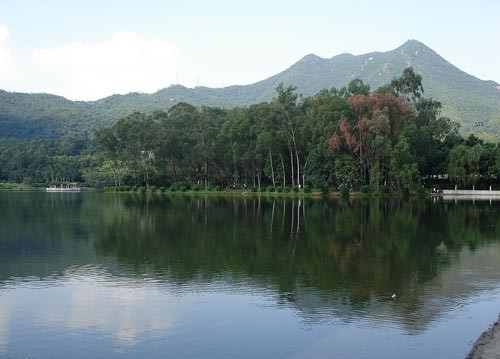 温润适宜的空间气候,便捷快当的入山通道,可助您乘兴攀越莲花山峰