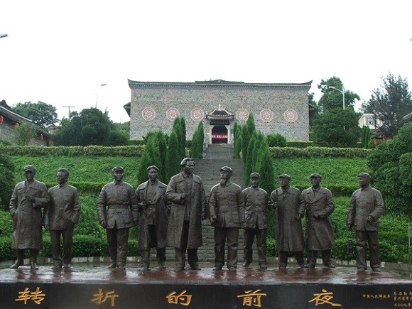 1934年12月31日下午3点左右,中央红军长征到达瓮安猴场.时任中央政治委员.中华苏维埃政府主席的毛泽东同志随军委纵队干部团长也到达猴场。当天,毛主席被安排住在猴场,1934年12月31日下午3点左右,中央红军长征到达瓮安猴场.时任中央政治委员.中华苏维埃政府主席的毛泽东同志随军委纵队干部团长也到达猴场。当天,毛主席被安排住在猴场 下司村傅氏宗祠内。 毛主席与警卫员陈昌奉等一到达驻地,顾不上休息,就到宗祠附近当地群众家访贫问苦,了解当地民情。直到下午5点多钟,警卫班班长胡长保在傅氏宗祠附近的熊姓人家找到
