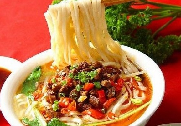 第三步:摆盘 面条出锅,盛之盘内,在将炸过的花生米,豆腐丝,紫菜