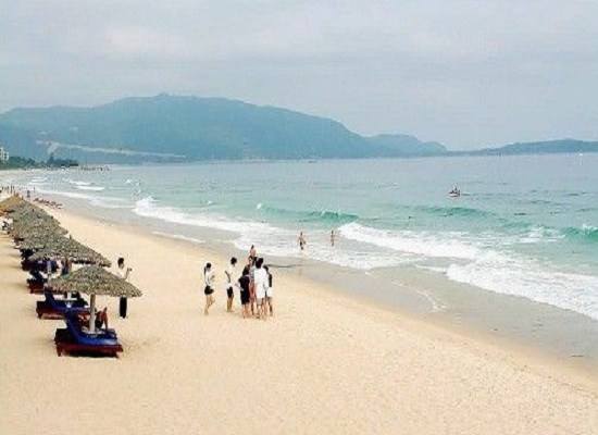 游玩必读 1、从大沙滩浴场可沿海滨栈道到苏马湾浴场,需要走1个小时,不过一边是山一边是海,风景不错,路况较好。 2、两个沙滩比较,大沙湾沙滩面积大较平缓,比较适合儿童玩耍,大沙湾会有一些沙雕。苏马湾人少,水质较好,沙滩坡度较陡。 3、二个沙滩间有电瓶车往返。建议可以先乘坐景区中的观光巴士(5元/人)直接去苏马湾浴场,体力允许,可走海滨栈道沿途赏景到大沙湾浴场。 能力秀主页: