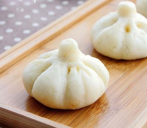 包子是一种古老的汉族面食,相传由三国时期诸葛亮发明(距今1800多年)。包子这个名称的使用则始于宋代,《燕翼诒谋录》:仁宗诞日,赐羣臣包子。包子后注曰:即馒头别名。馒头之有馅者,北人谓之包子(意思就是说馒头没有馅儿,包子有馅儿)。包子一般是用面粉发酵做成的,大小依据馅心的大小有所不同,最小的可以称作小笼包,其他依次为中包、大包。